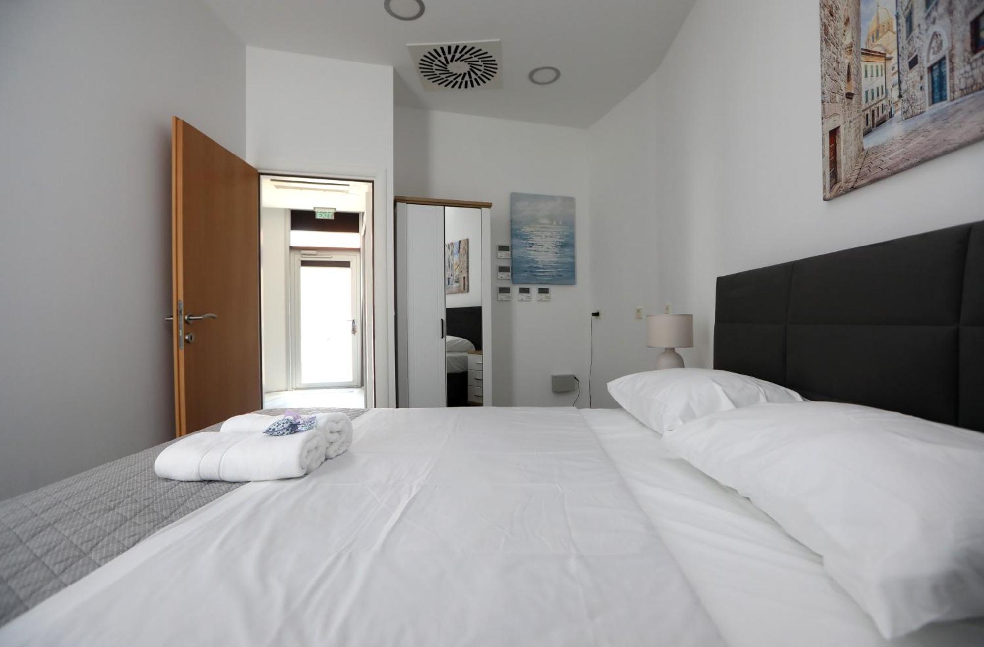 D R Apartments Sibenik Luaran gambar